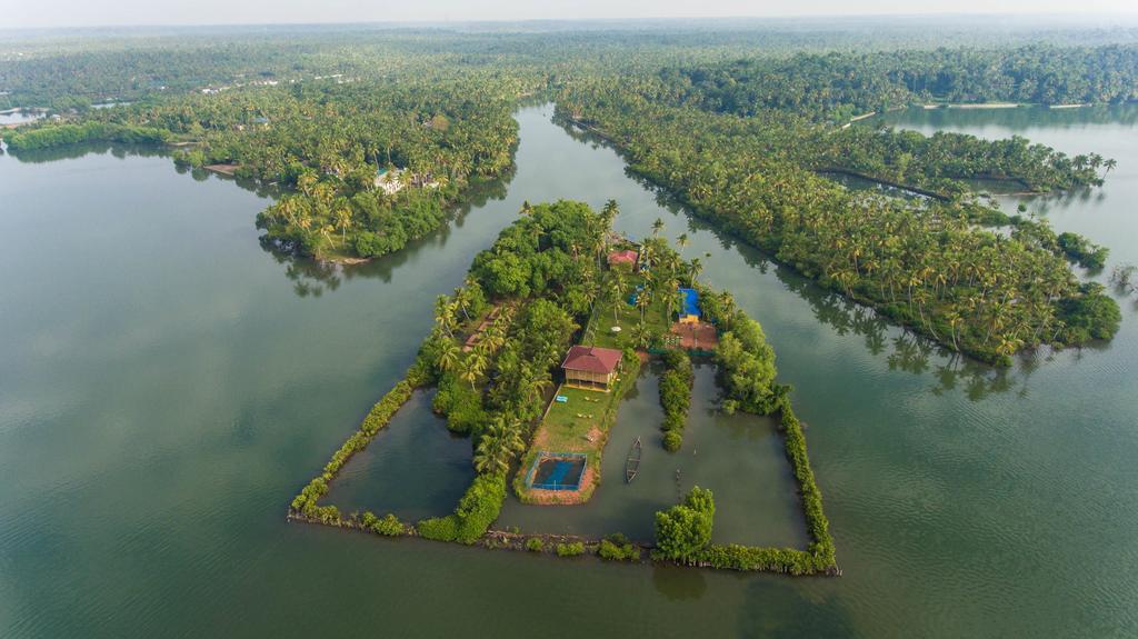 Vinis Farm - A Private Island -privacy Redefined !!! Farm stay Mundrothuruth